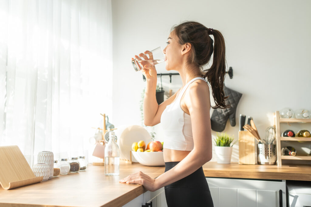 女性がファスティングをして水を飲んでいる