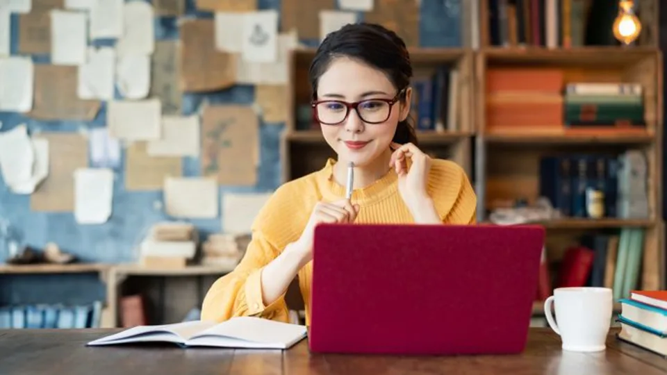 ファスティングを学ぶ女性