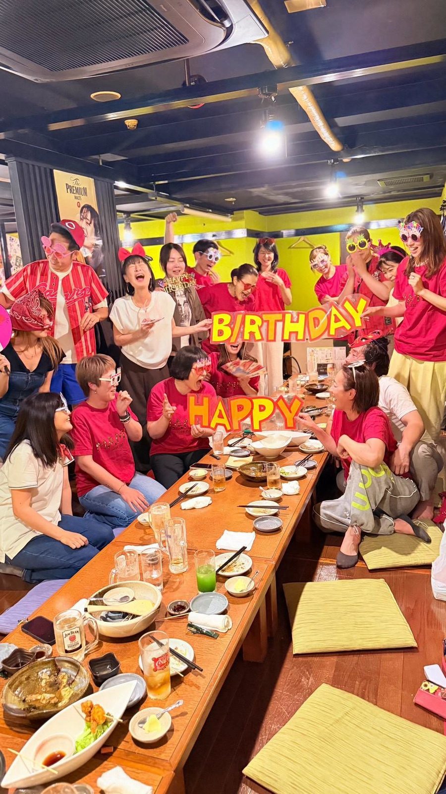 交流会でバースデーサプライズを楽しむ参加者